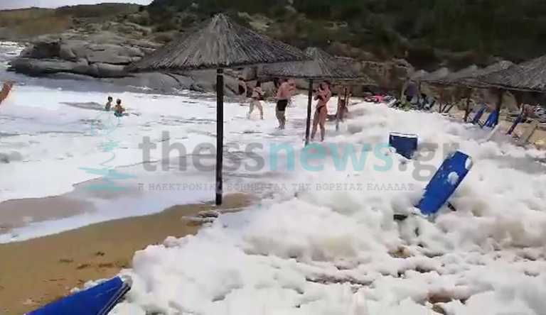 Χαλκιδική: «Άφρισε» παραλία στη Σιθωνία – Η εξήγηση πίσω από αυτές τις εικόνες που εκπλήσσουν