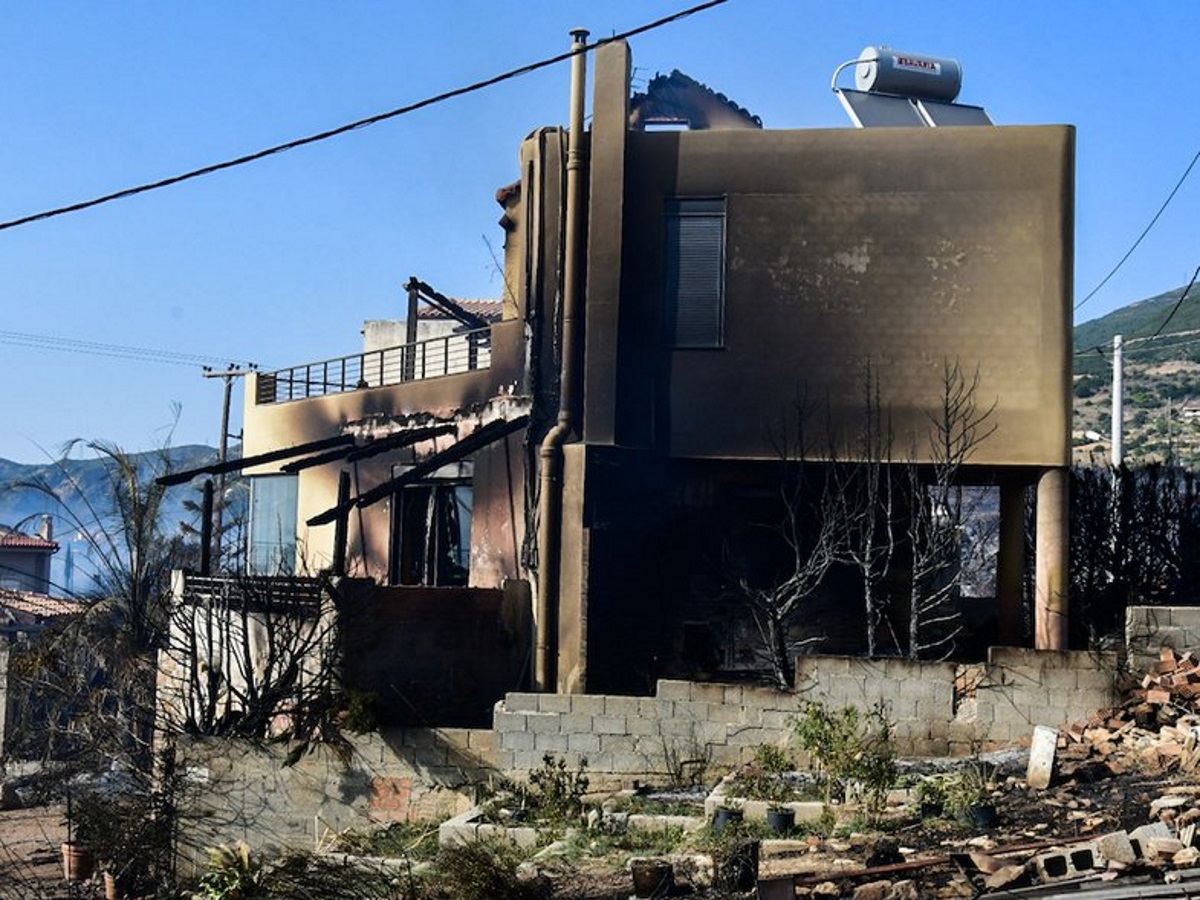 Φωτιά στην Πάτρα: Εικόνες καταστροφής στην Καρυά – Κάηκαν σπίτια και αυτοκίνητα