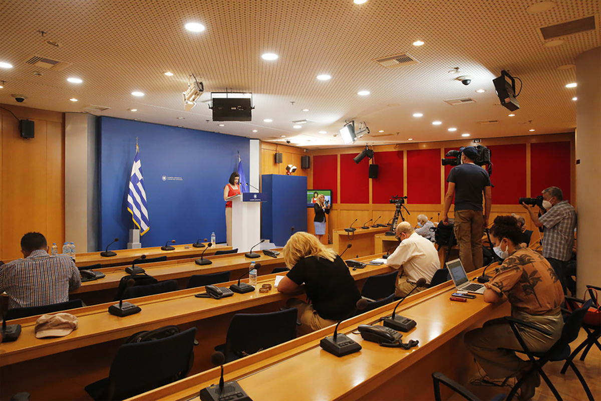 Η Κυβερνητική Εκπρόσωπος Αριστοτελία Πελώνη μιλάει στην ενημέρωση των πολιτικών συντακτών σε αίθουσα της ΓΓΕΕ, Πέμπτη 15 Ιουλίου 2021. ΑΠΕ-ΜΠΕ