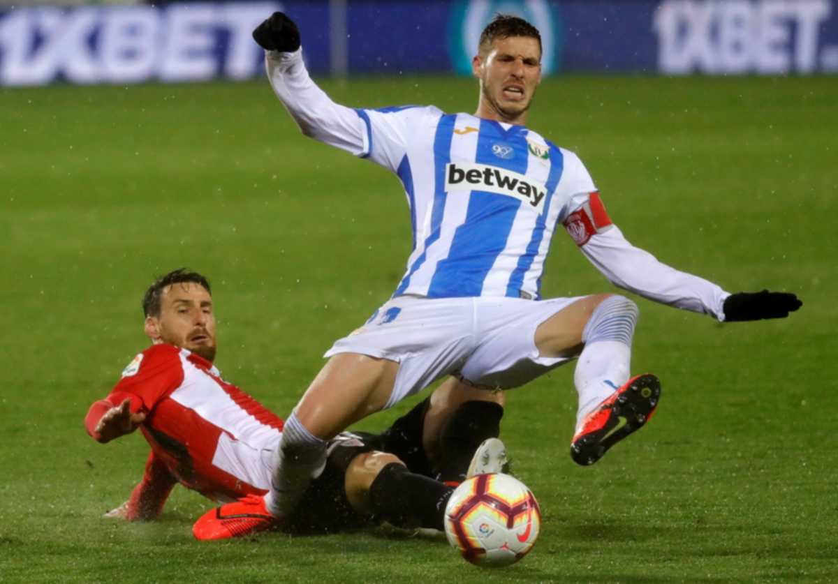 epa07525865 Athletic de Bilbao's Aritz Aduriz (L) in action against CD Leganes' Ruben Perez (R) during the Spanish LaLiga soccer match between Athletic Bilbao and CD Leganes at the Butarque stadium in Leganes, Madrid, Spain, 24 April 2019.  EPA