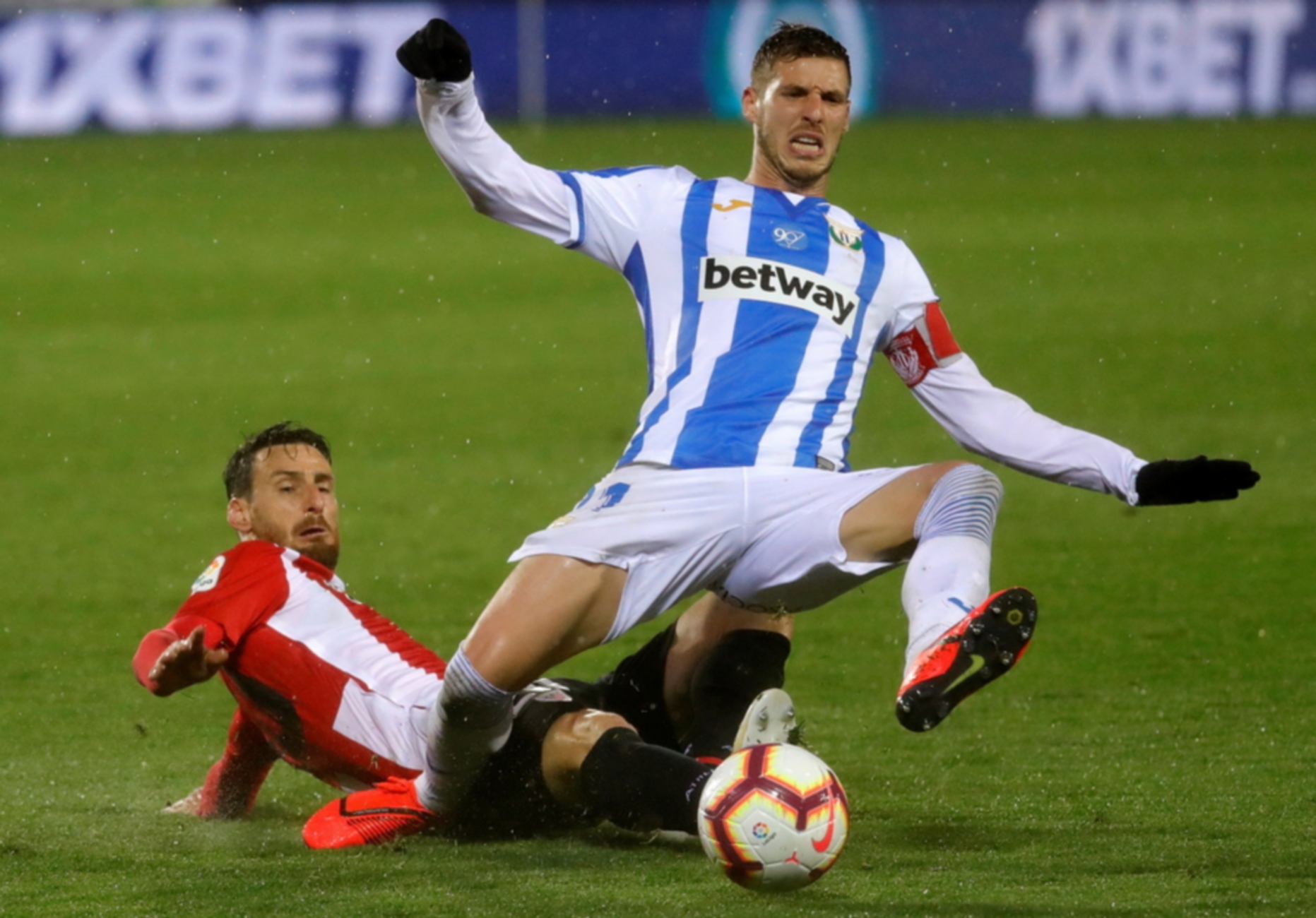 epa07525865 Athletic de Bilbao's Aritz Aduriz (L) in action against CD Leganes' Ruben Perez (R) during the Spanish LaLiga soccer match between Athletic Bilbao and CD Leganes at the Butarque stadium in Leganes, Madrid, Spain, 24 April 2019.  EPA