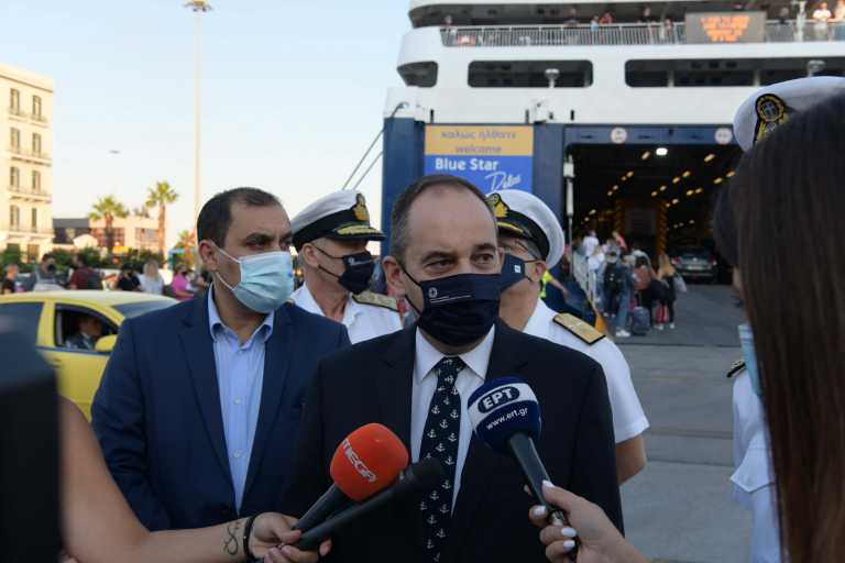 «Χαμός» στο λιμάνι του Πειραιά – Πλακιωτάκης: Τα μέτρα έχουν ως στόχο να επιταχυνθούν οι εμβολιασμοί