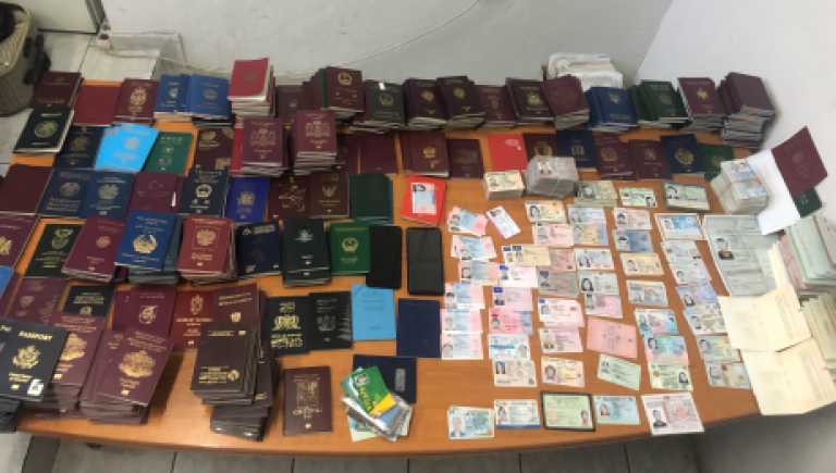 Δύο συλλήψεις στον Άγιο Παντελεήμονα – Είχαν σε βαλίτσες εκατοντάδες πλαστά διαβατήρια