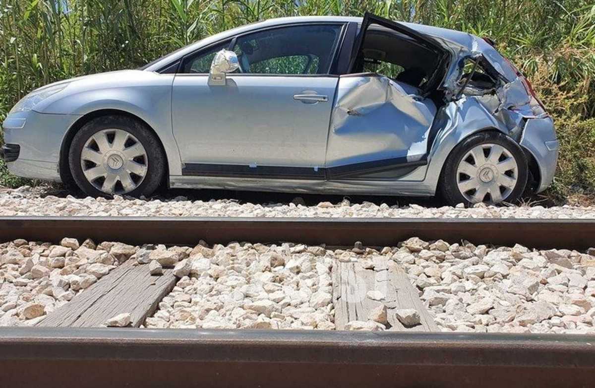 Πάτρα: Τροχαίο στις ράγες του Προαστιακού – Αυτοκίνητο βγήκε ανάποδα από πάρκινγκ