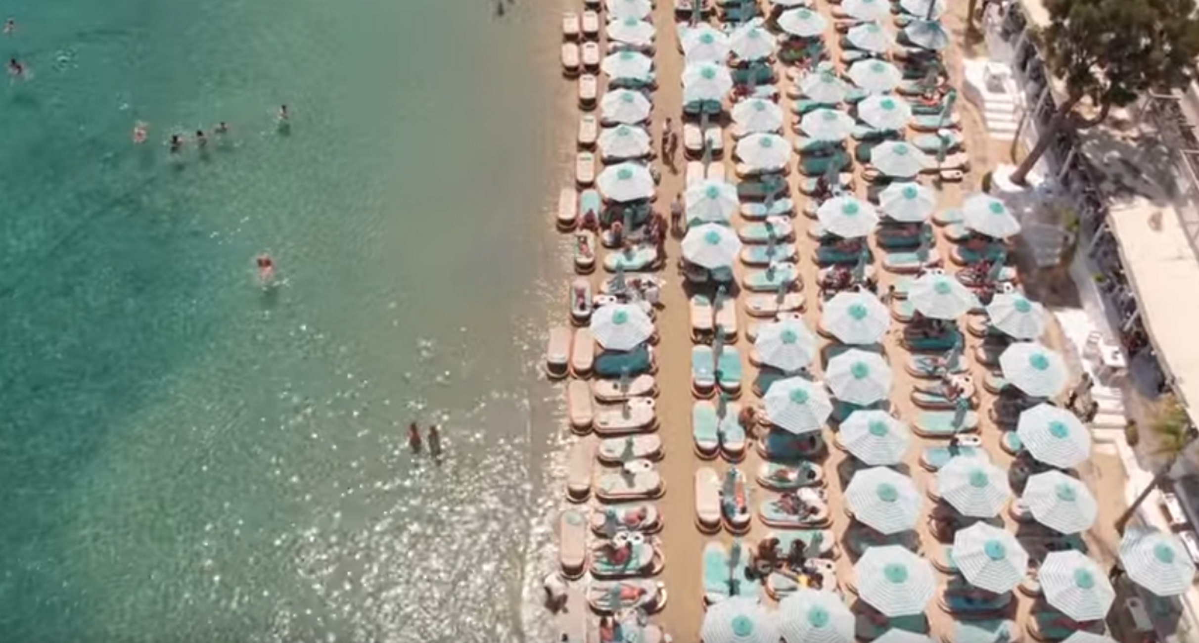 Μύκονος: Αγνώριστη η Ψαρρού κοντά στο Nammos – Η απόλυτη ησυχία έφερε αυτές τις εικόνες