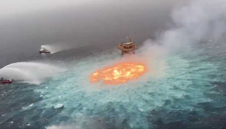 «Πύρινο μάτι»: Έσβησαν τη φωτιά στην επιφάνεια του ωκεανού στο Μεξικό