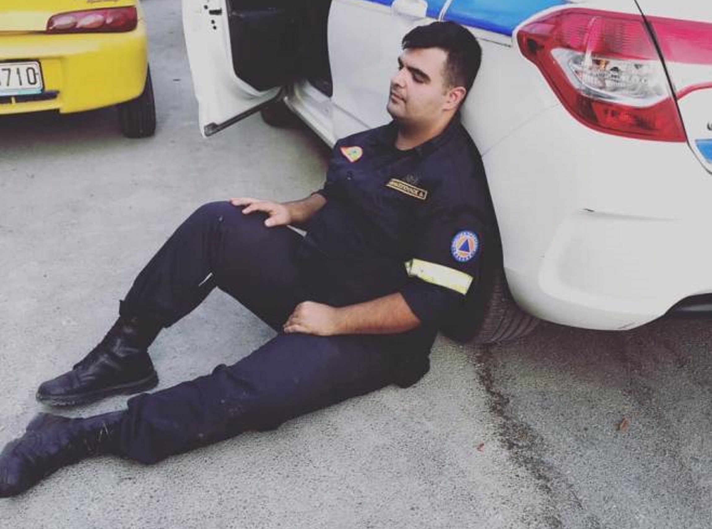 Φωτιά στην Πάτρα: Η viral φωτογραφία με τον αποκαμωμένο πυροσβέστη