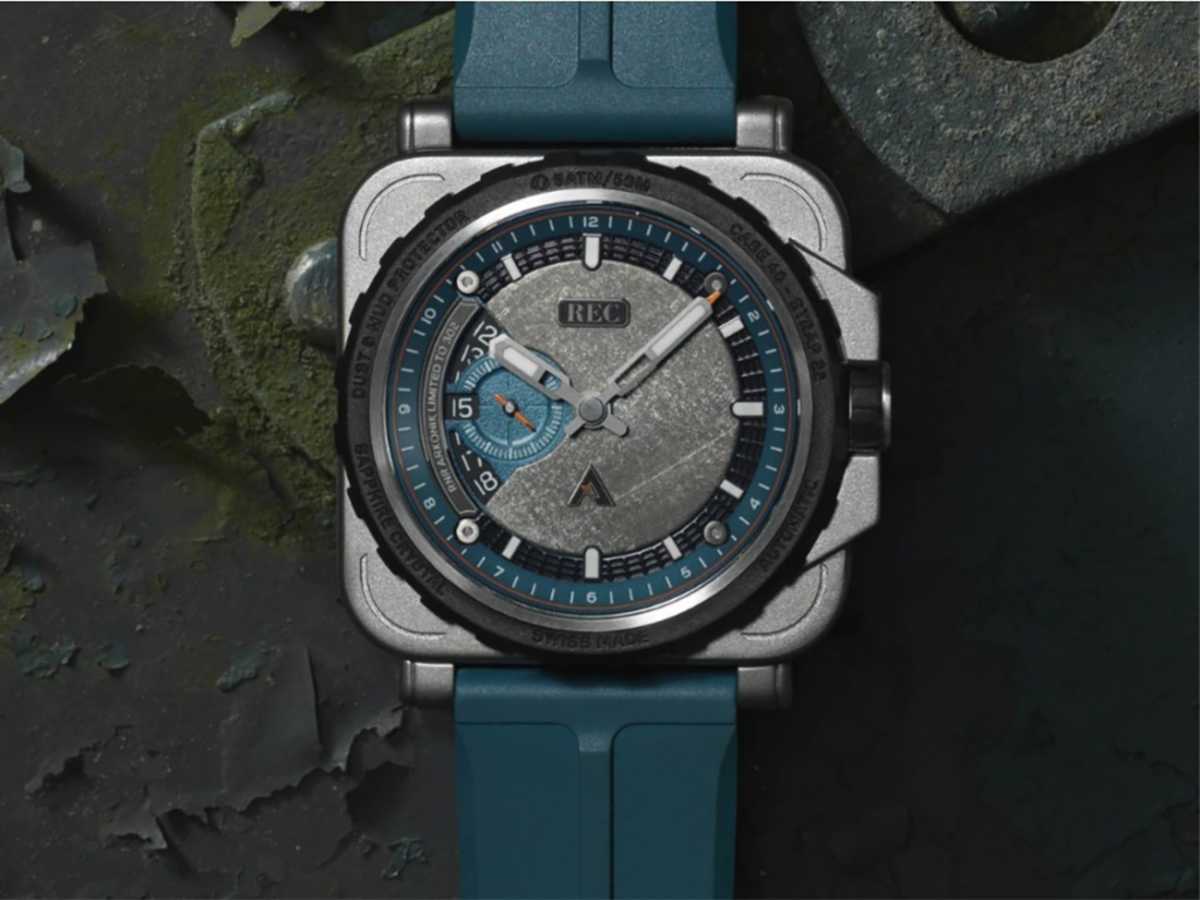 302 στιβαρά ρολόγια κατασκευάστηκαν από την πόρτα ενός Land Rover Defender