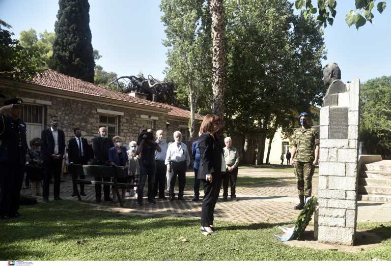 Κατερίνα Σακελλαροπούλου: Στεφάνι στο πρώην ΕΑΤ - ΕΣΑ για την 47η επέτειο από την πτώση της Χούντας (pics)