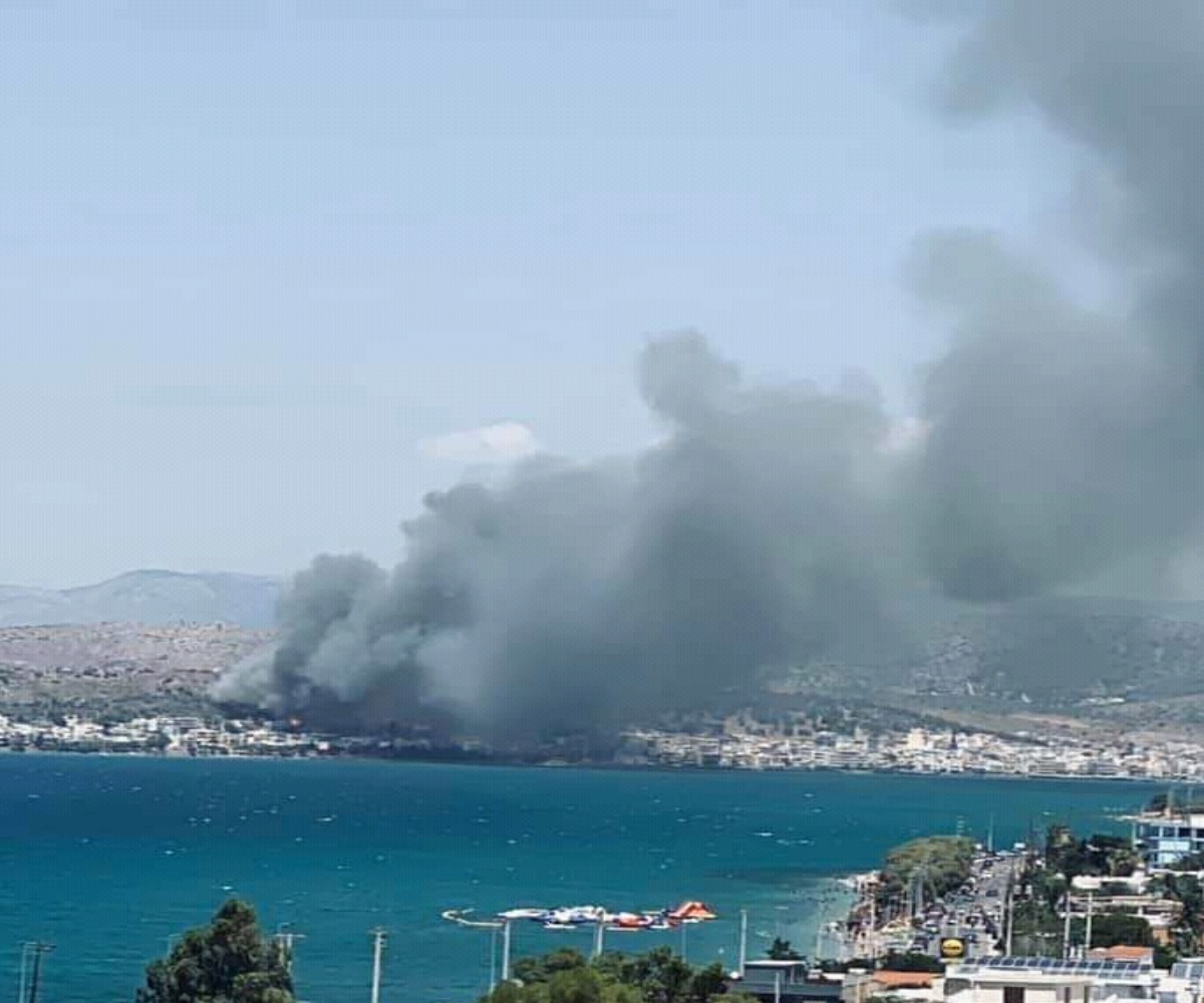 Φωτιά τώρα στη Σαλαμίνα – Κοντά σε σπίτια