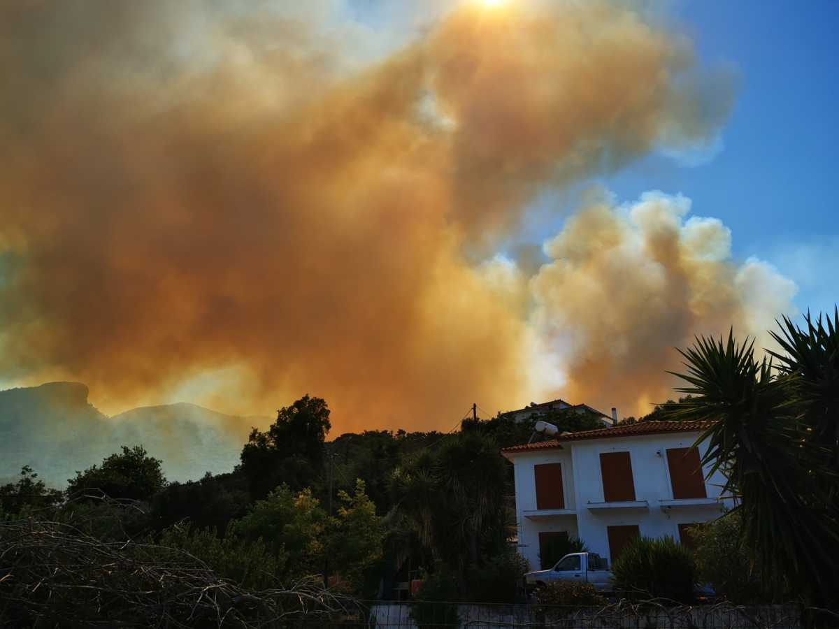 «Φούντωσε» η φωτιά στη Σάμο – Καίει ανεξέλεγκτη