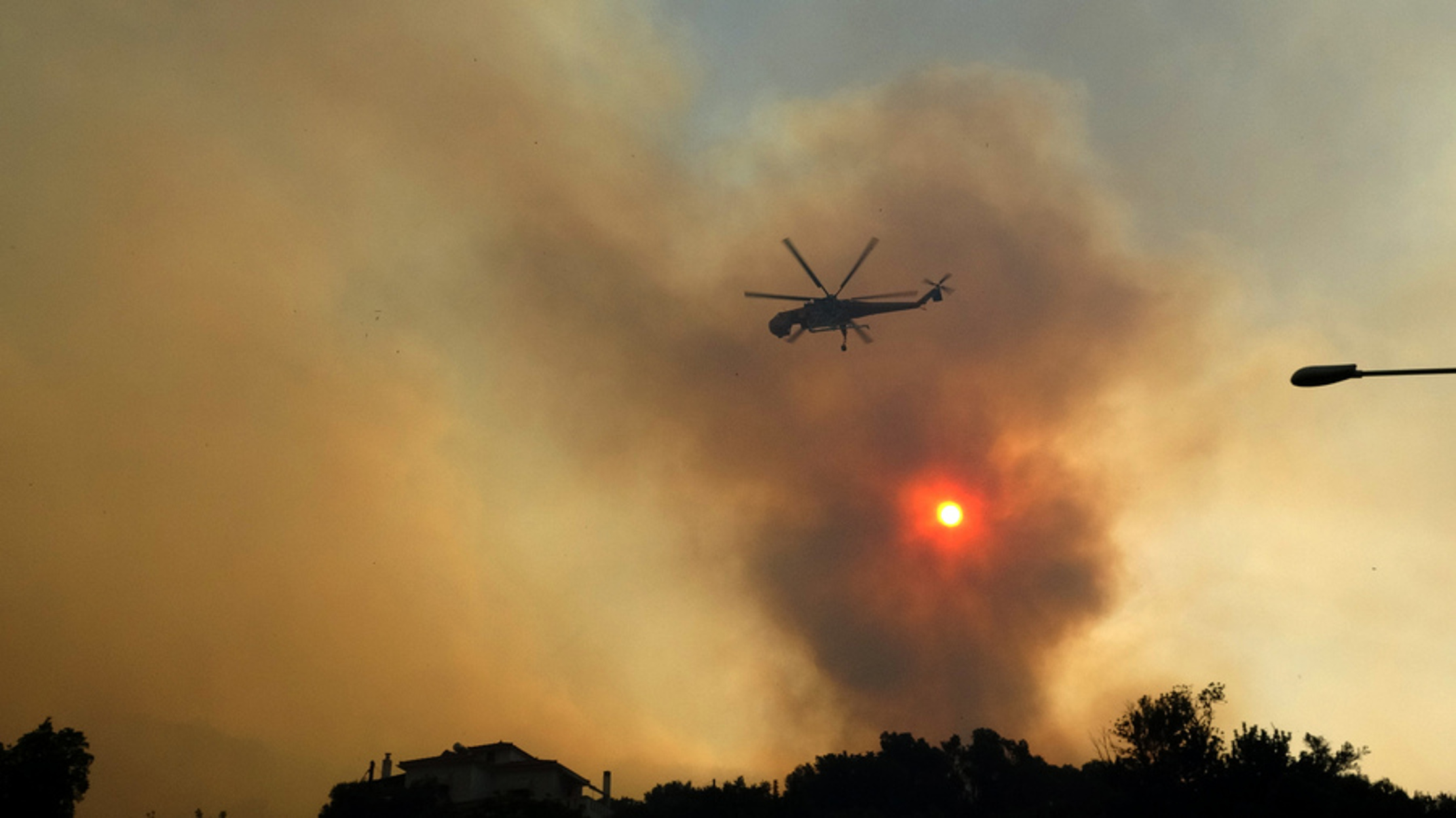 Ελικόπτερο συμμετέχει στην προσπάθεια κατάσβεσης δασικής πυρκαγιάς που ξέσπασε σε δύσβατη περιοχή προς τη θέση Μάνα Κοκκαρίου στους Βουρλιώτες Σάμου, Πέμπτη 15 Ιουλίου 2021. Οι ισχυροί άνεμοι συνέτειναν στη δημιουργία ισχυρού μετώπου στην περιοχή που είναι δύσκολα προσεγγίσιμη από τις επίγειες πυροσβεστικές δυνάμεις. Προληπτικά, μια και η πυρκαγιά δεν απειλεί κατοικημένες περιοχές, εκκενώθηκαν δύο ξενοδοχεία και τρείς κατοικίες στη περιοχή Άγιος Φανούριος. Από αέρος επιχειρούν αεροσκάφη και ελικόπτερα, ωστόσο η φορά των ανέμων ανησυχεί ιδιαίτερα την Πυροσβεστική Υπηρεσία για την εξέλιξη της πυρκαγιάς. Με εντολή του αρχηγού του Πυροσβεστικού Σώματος, αντιστράτηγου Στέφανου Κολοκούρη, κλιμάκιο της Αντιμετώπισης Εγκλημάτων Εμπρησμού (ΚΑΕΕ) βρίσκεται στη Σάμο για τη διερεύνηση των αιτιών της πυρκαγιάς. ΑΠΕ-ΜΠΕ