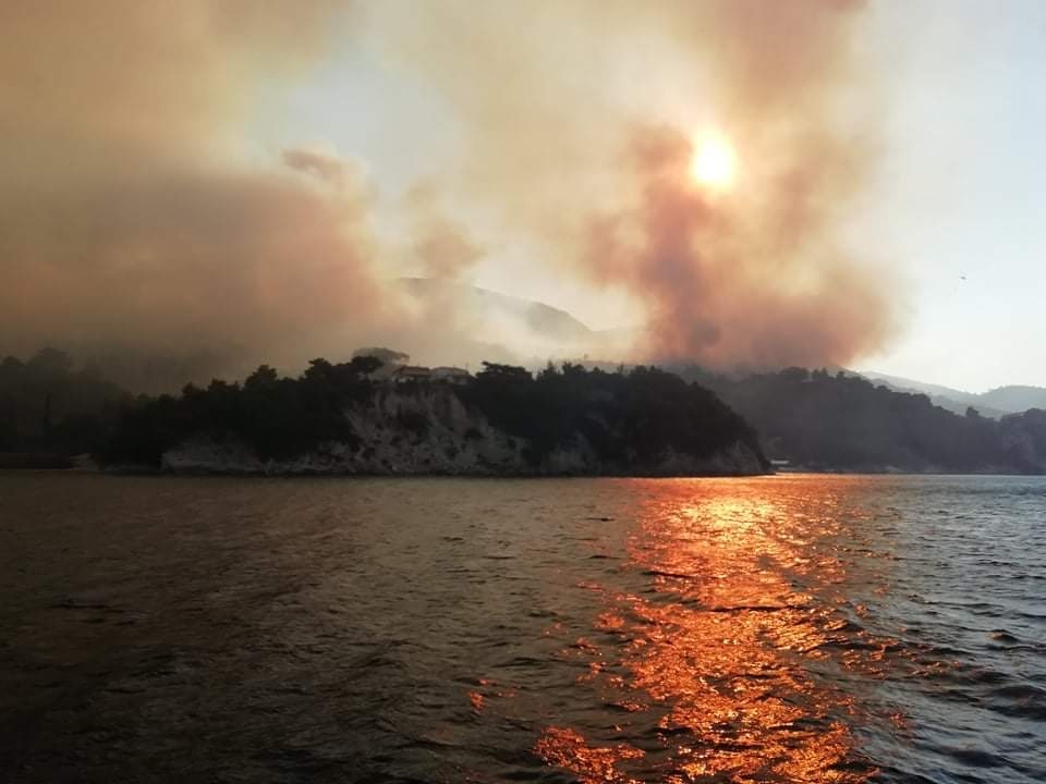 Φωτιά στην Σάμο: Συνεχίζεται η μεγάλη μάχη με τις φλόγες – Ενισχύονται οι δυνάμεις της Πυροσβεστικής