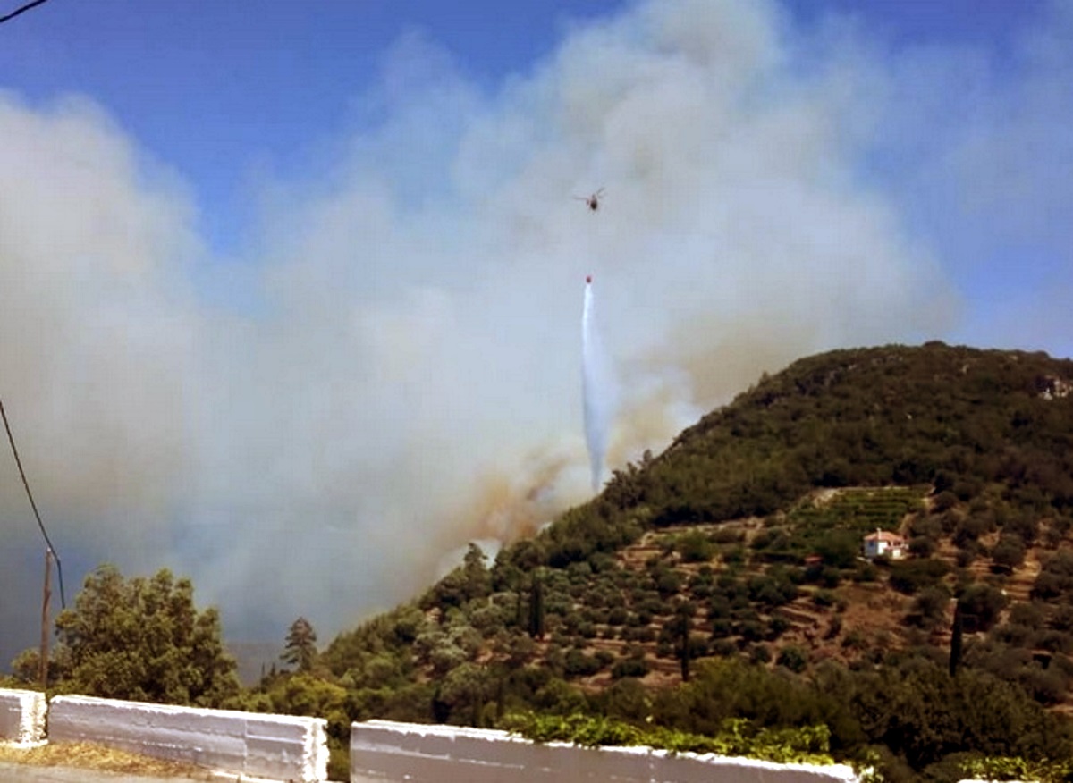 «Φούντωσε» η φωτιά στη Σάμο – Καίει ανεξέλεγκτη