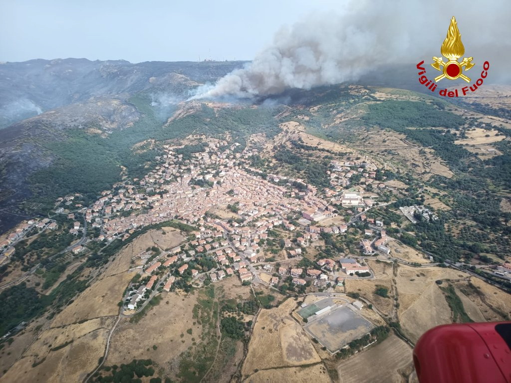 Ιταλία: Μεγάλες φωτιές έδιωξαν από τα σπίτια τους κατοίκους στη Σαρδηνία