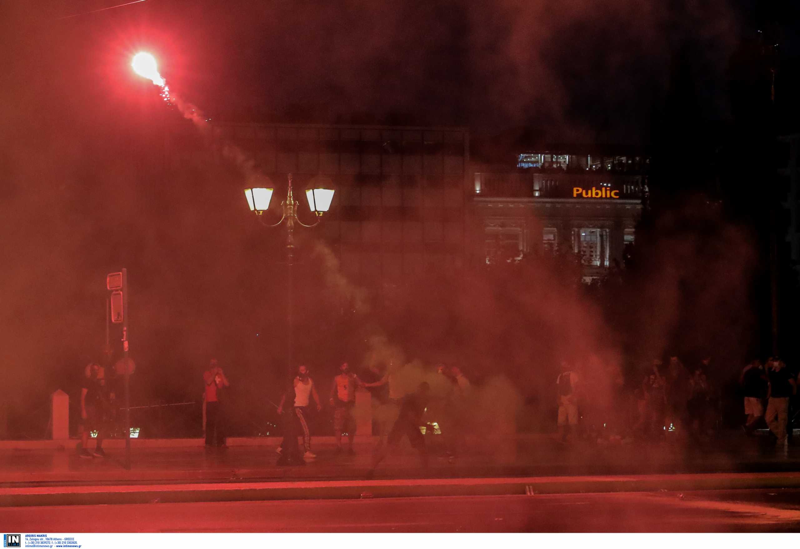 Αστυνομικός ανάμεσα στους προσαχθέντες από τα επεισόδια στο Σύνταγμα