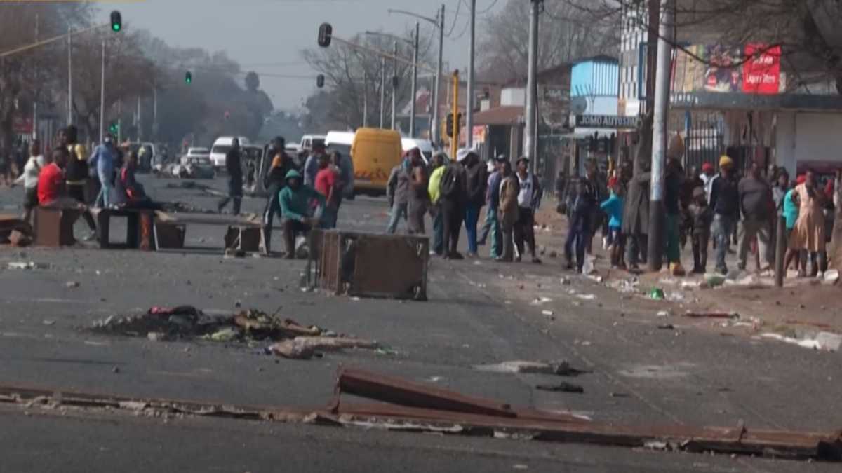 Χάος στη Νότια Αφρική: Λεηλασίες και 32 νεκροί