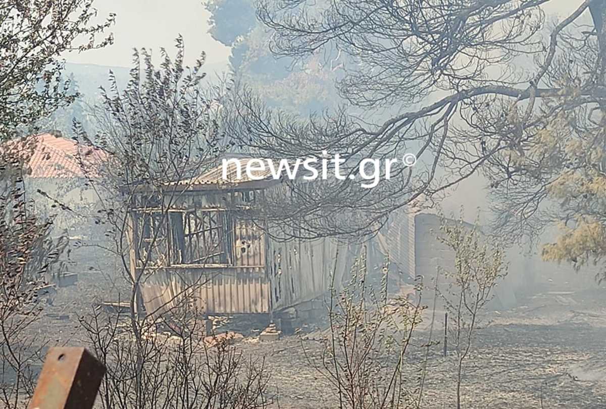 Φωτιά στη Σταμάτα: Καίγονται σπίτια στη Ροδόπολη