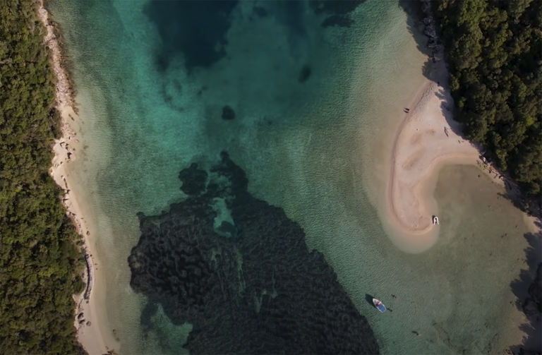 Η κρυφή αμμόγλωσσα της Ελλάδας με τα γαλαζοπράσινα νερά
