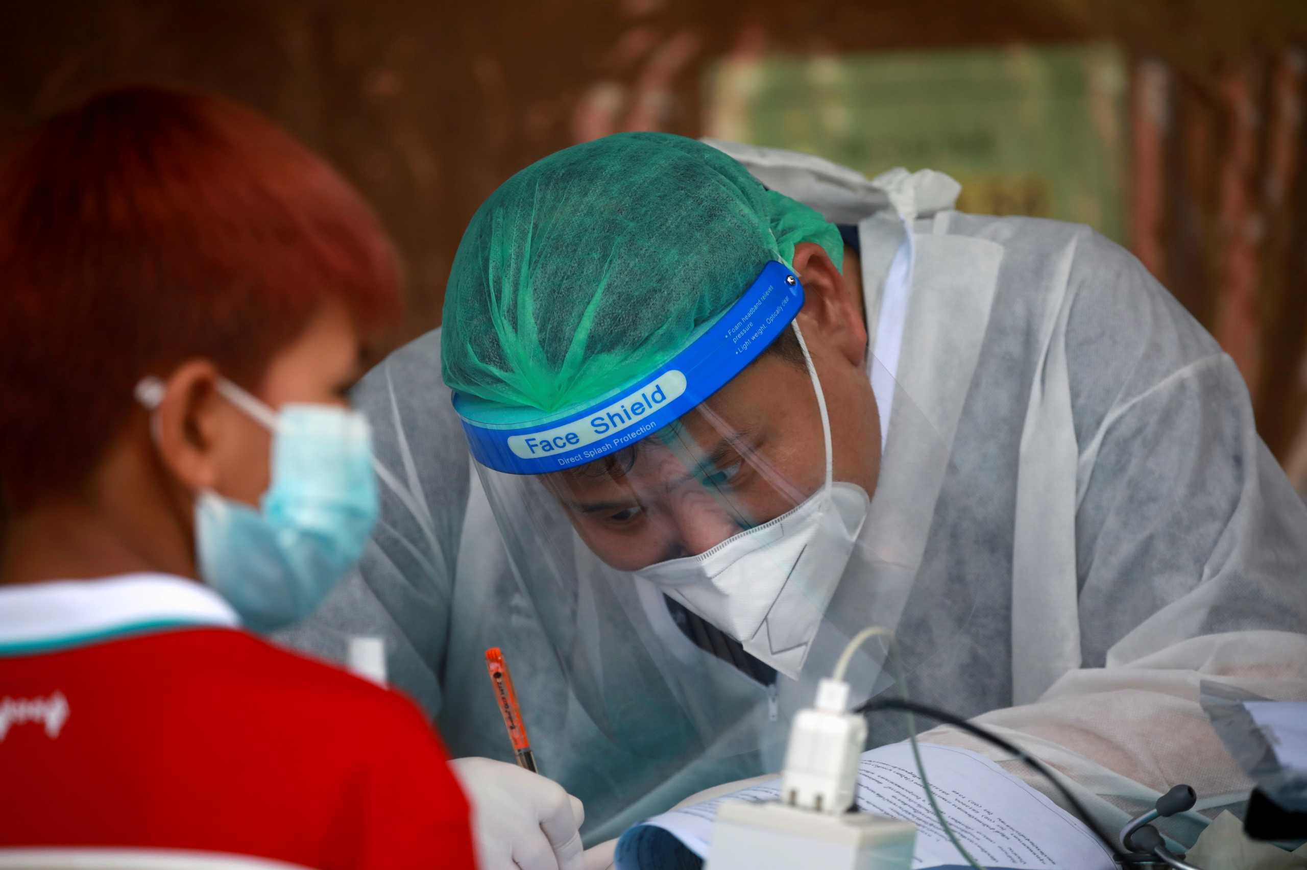 Ταϊλάνδη: Πάνω από 600 κρούσματα και ένας θάνατος σε υγειονομικούς που έκαναν το εμβόλιο της Sinovac