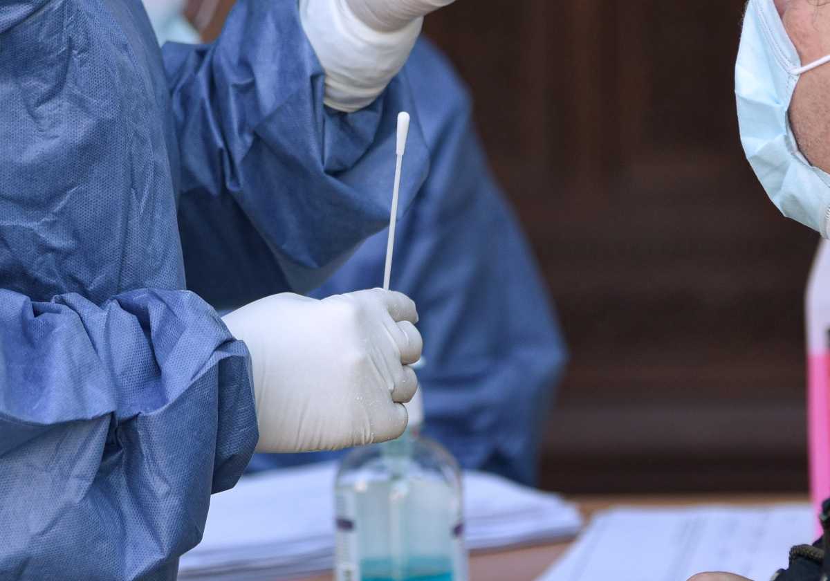 Κορονοϊός: Σκέψεις για υποχρεωτικά τεστ και στους ανεμβολίαστους αυτοαπασχολούμενους