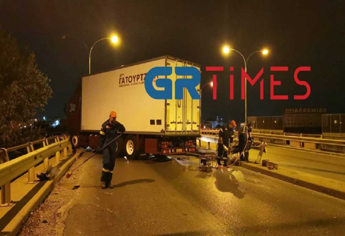 Θεσσαλονίκη: Φορτηγό «καρφώθηκε» σε μεταλλικές μπάρες