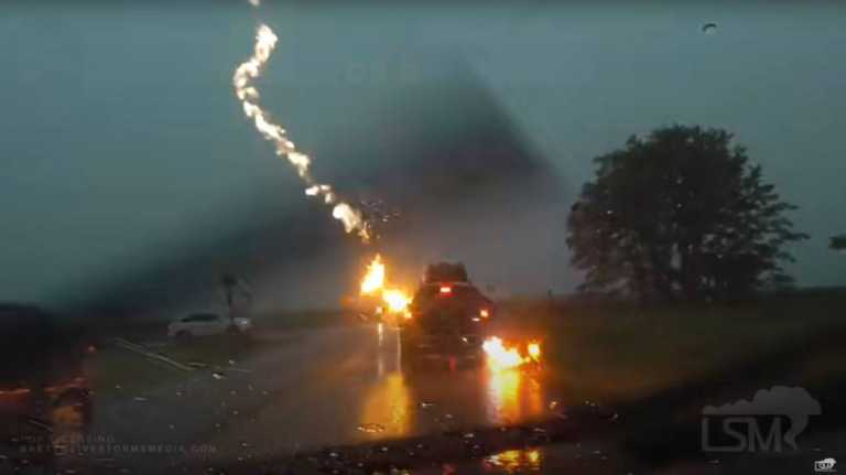 Σοκαριστικό: Κεραυνός κτυπάει ένα Jeep Grand Cherokee εν κινήσει! (video)