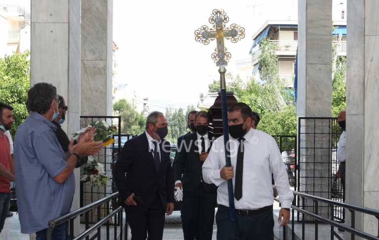 Κηδεία Τόλη Βοσκόπουλου: Χειροκροτήματα και "αθάνατος" μόλις έφτασε το φέρετρο στο Α' Νεκροταφείο