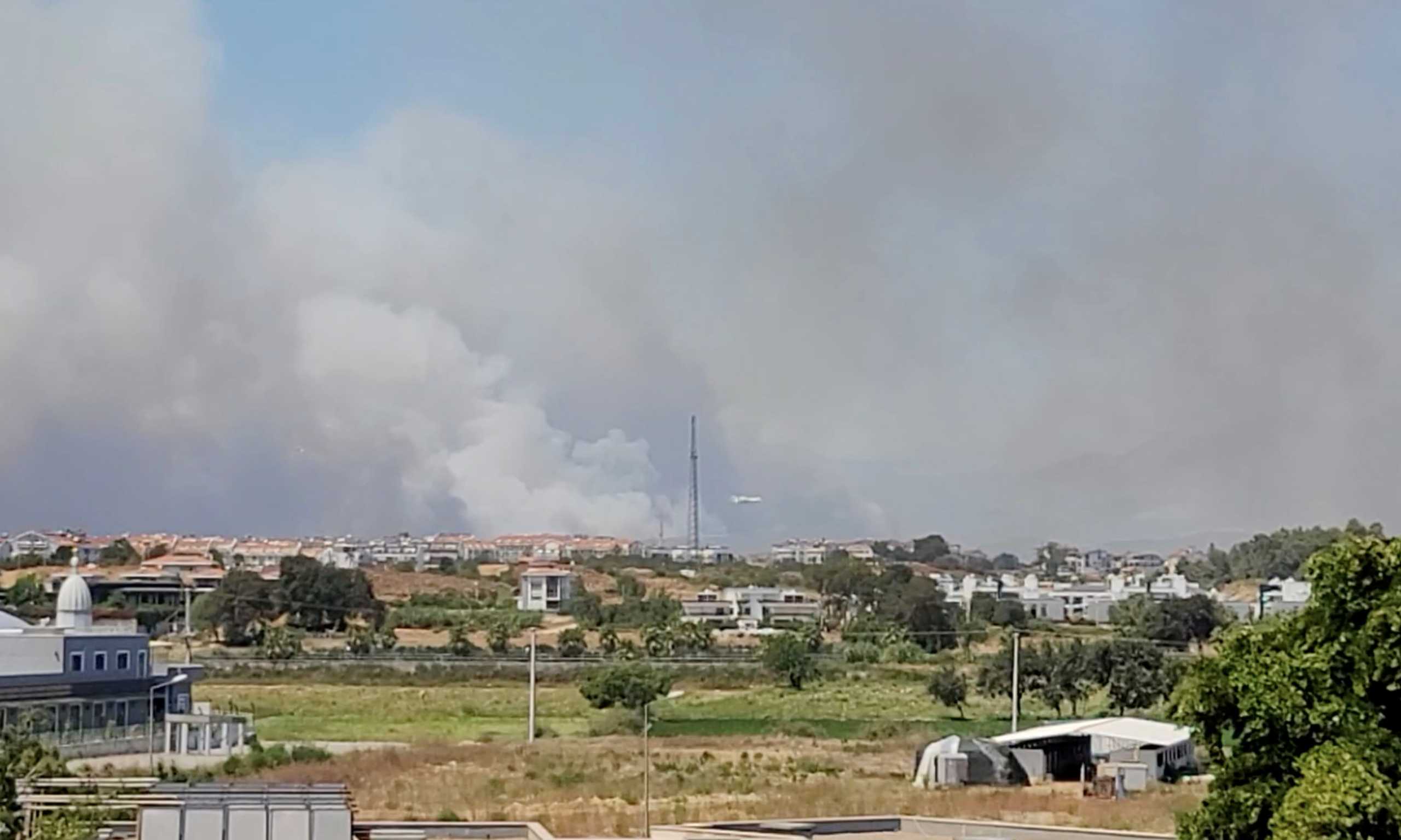 Τουρκία: Φωτιά στην Αττάλεια με 4 τραυματίες, καμμένα σπίτια και εκκενώσεις περιοχών