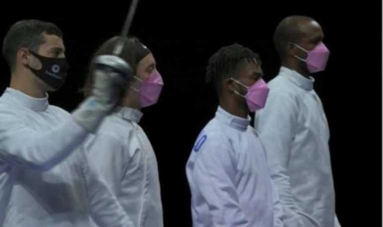 Ολυμπιακοί Αγώνες: Διαμαρτυρήθηκαν με ροζ μάσκες για συναθλητή τους που κατηγορείται για βιασμό