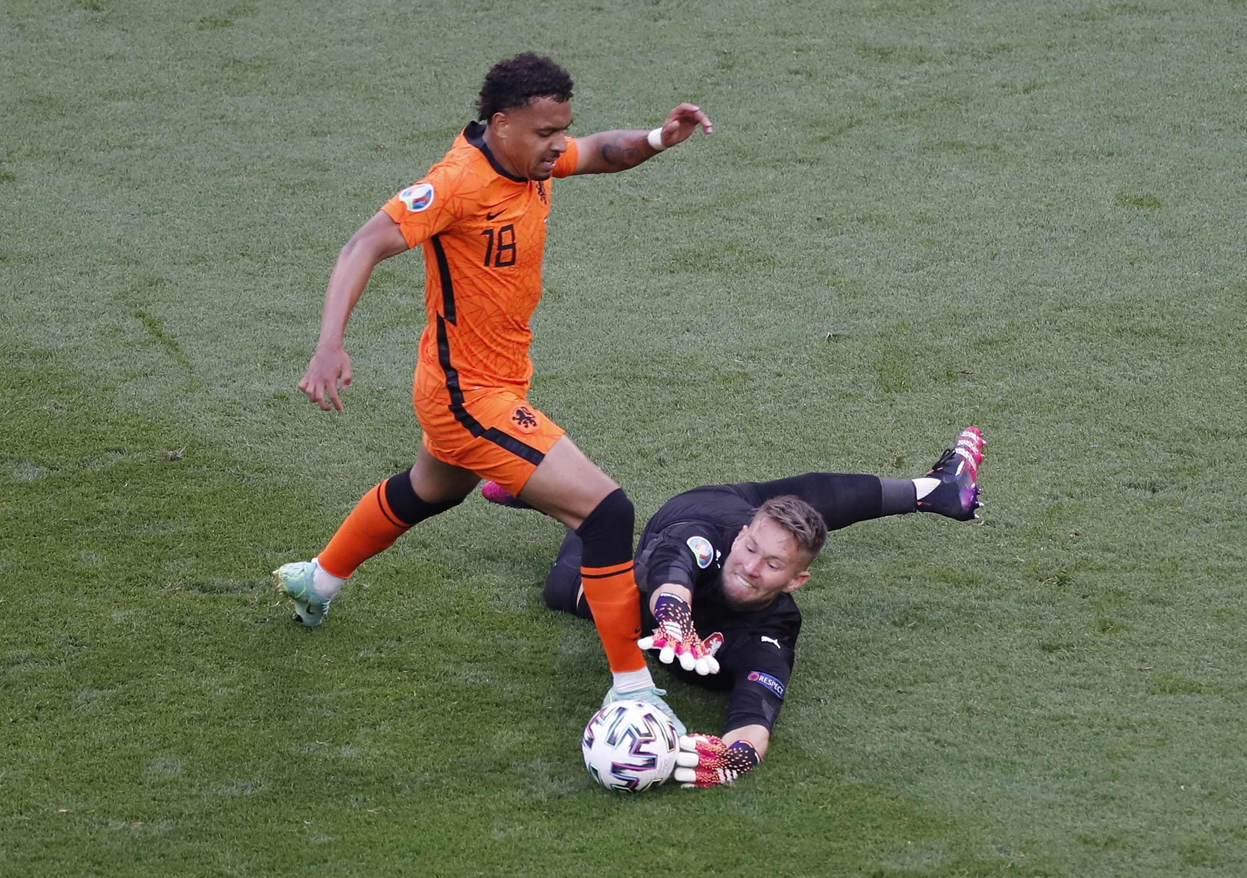 Soccer Football - Euro 2020 - Round of 16 - Netherlands v Czech Republic - Puskas Arena, Budapest, Hungary - June 27, 2021 Netherlands' Donyell Malen in action with Czech Republic's Tomas Vaclik Pool via REUTERS
