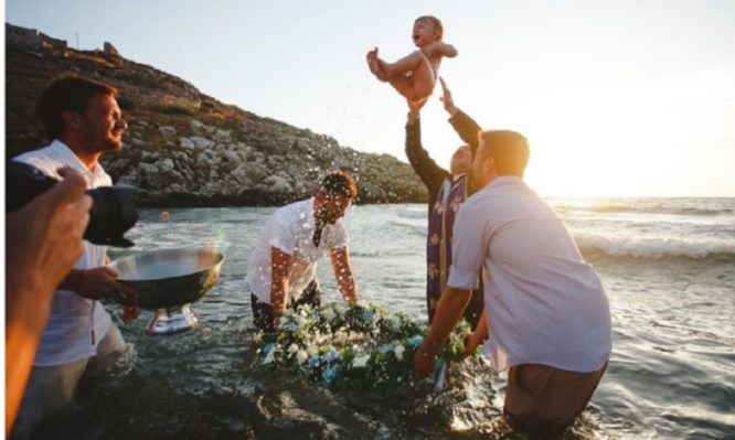 Μπορεί ένα ζευγάρι να βαπτίσει το παιδί του στη θάλασσα;