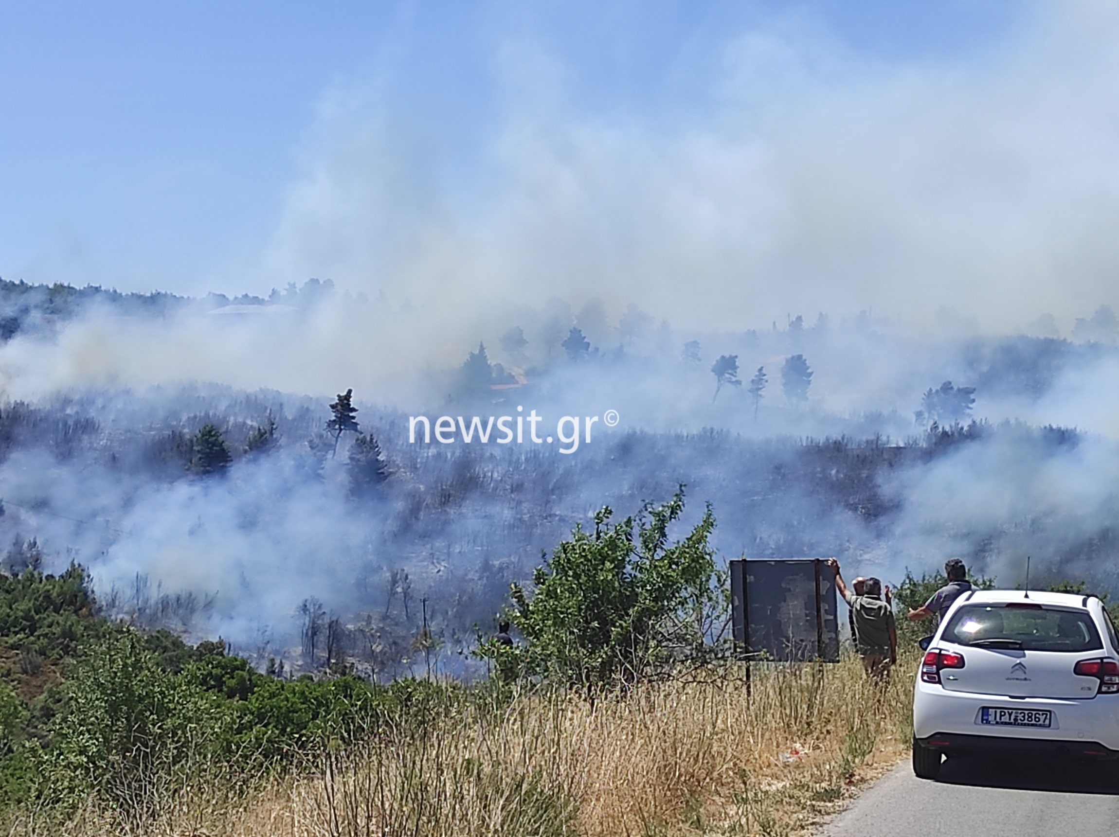 Φωτιά: «Φουντώνει» στον Βαρνάβα Αττικής – Μεγάλη μάχη της Πυροσβεστικής