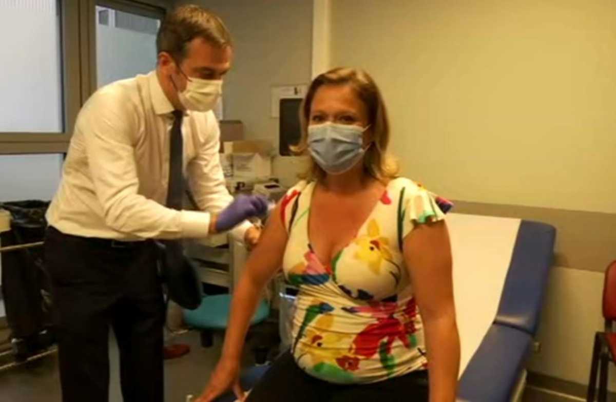 Γαλλία: Ο υπουργός Υγείας εμβολίασε ακόμα και υφυπουργό on camera για να ενθαρρύνει τους πολίτες
