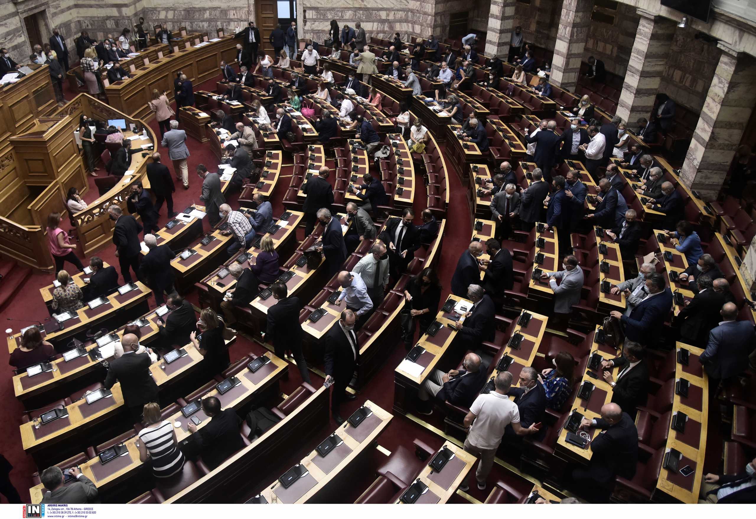 Βουλή: Υπερψηφίστηκε το νομοσχέδιο για το νέο σχολείο