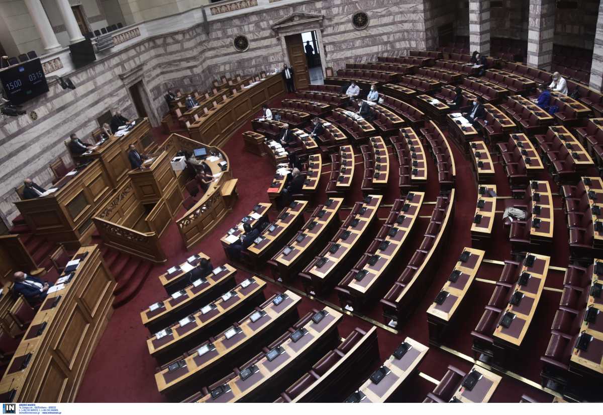 Υποχρεωτικός εμβολιασμός: Ανέβηκαν οι τόνοι στη Βουλή στις τοποθετήσεις των κομμάτων