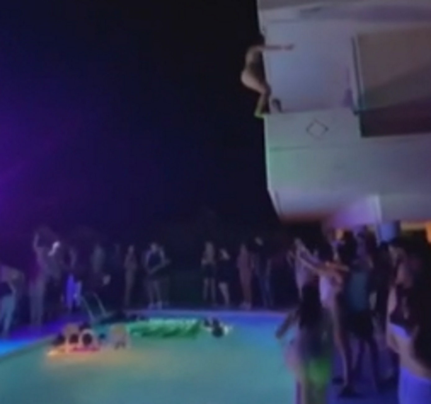 Χαλκίδα: Κορονοπάρτι σε βίλα με ανάποδες βουτιές στην πισίνα από  μπαλκόνια – Ύβρεις στον Χαρδαλιά