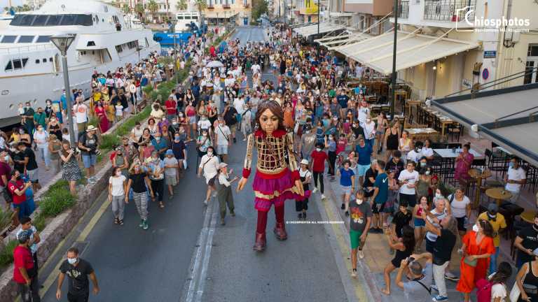 Η κούκλα – προσφυγοπούλα ύψους 3,5 μέτρων έφτασε στην Ελλάδα και περπάτησε στη Χίο