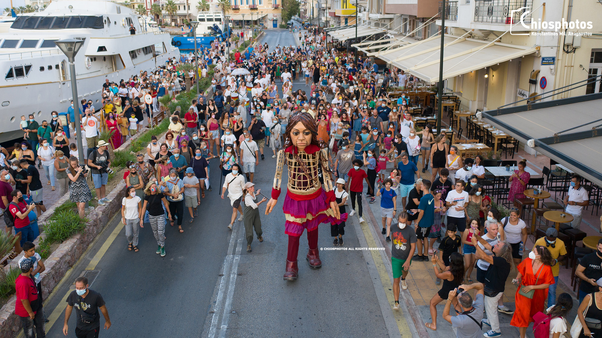 Η κούκλα – προσφυγοπούλα ύψους 3,5 μέτρων έφτασε στην Ελλάδα και περπάτησε στη Χίο