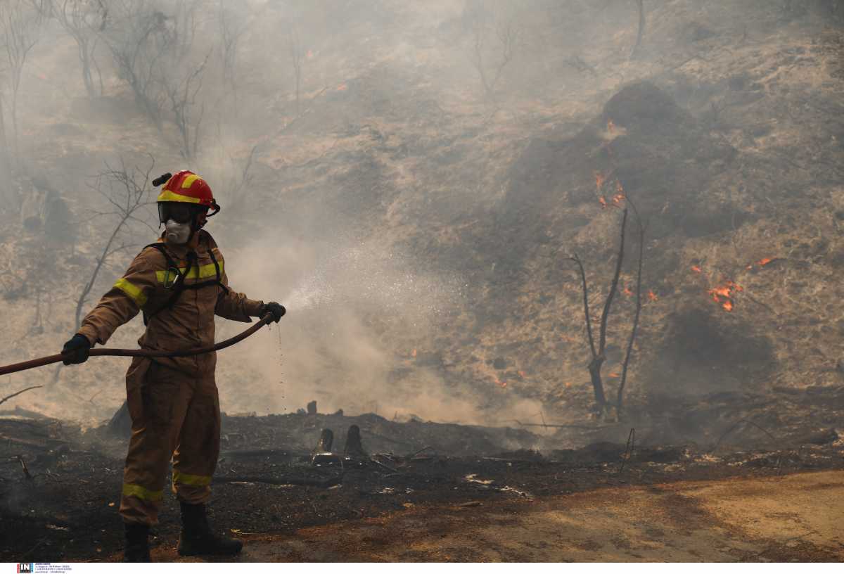 Φωτιά στην Εύβοια – Δήμαρχος Μαντουδίου Λίμνης Αγ. Άννας: Ανεξέλεγκτη η πυρκαγιά, εκκενώστε τώρα την περιοχή