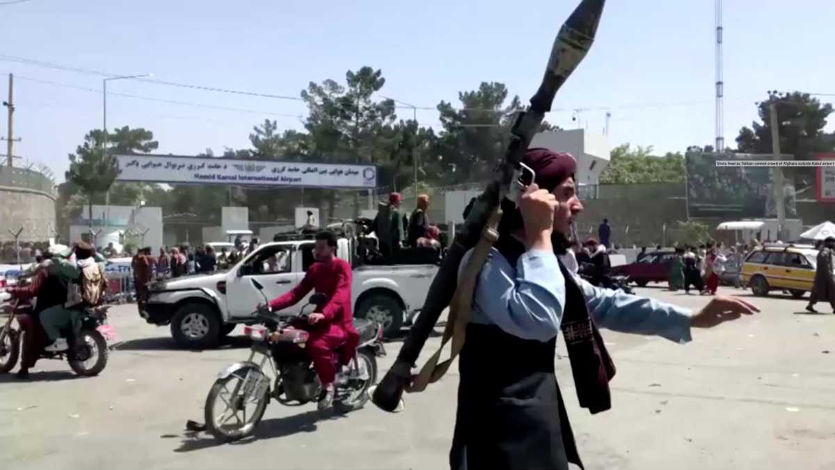 Αφγανιστάν: Φόβοι για τρομοκρατικό χτύπημα κατά την επιχείρηση εκκένωσης – Χάος στη Καμπούλ