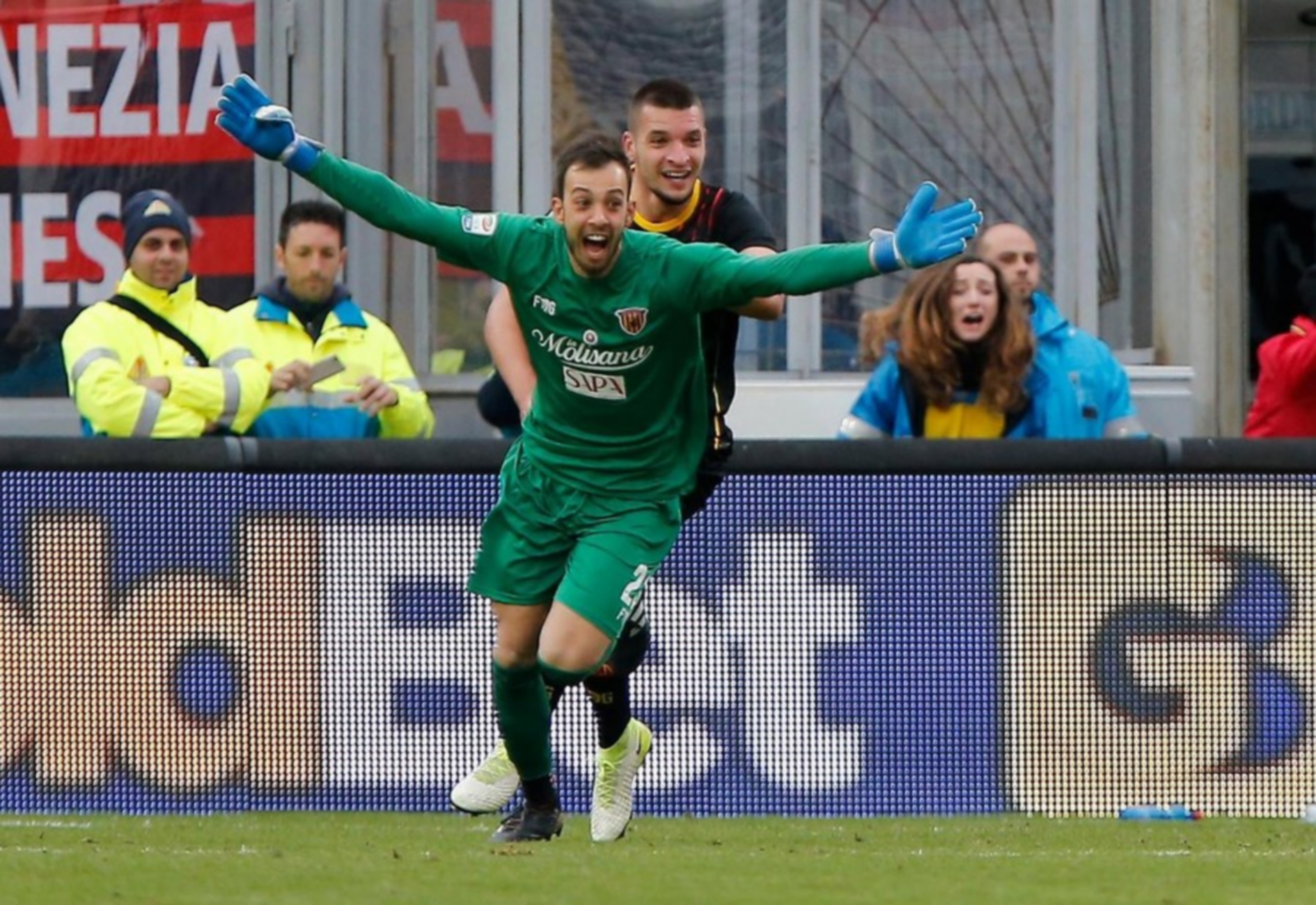 epa06365229 Benevento's goalkeeper Alberto Brignoli (L) jubilates after scoring the 2-2 goal during the Italian Serie A soccer match Benevento Calcio vs AC Milan at Ciro Vigorito stadium in Benevento, Italy, 03 December 2017.  EPA