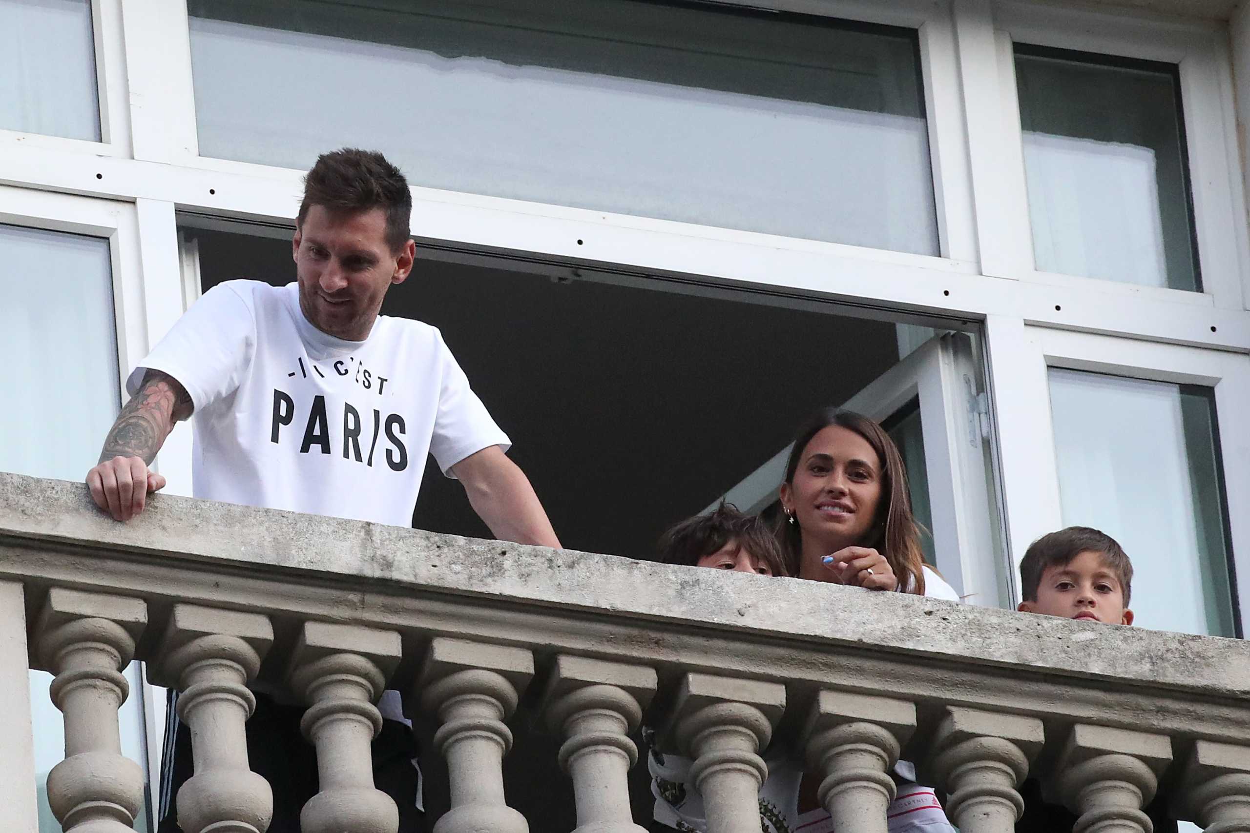 Soccer Football - Lionel Messi arrives in Paris to join Paris St Germain - Paris, France - August 10, 2021  Lionel Messi is seen with his wife Antonela and their children from the balcony of the Royal Monceau Hotel REUTERS
