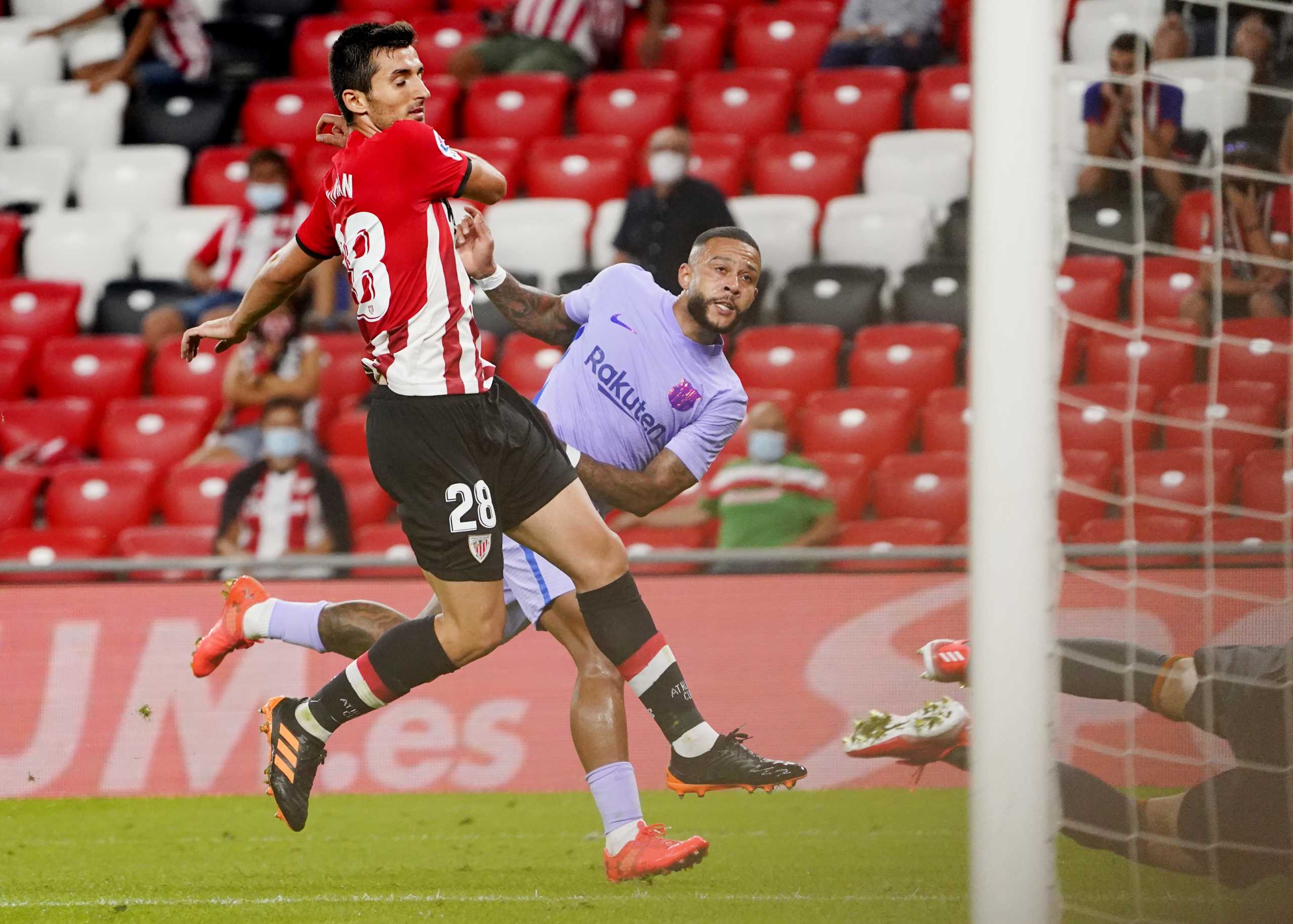 Soccer Football - LaLiga - Athletic Bilbao v FC Barcelona - San Mames, Bilbao, Spain - August 21, 2021 FC Barcelona's Memphis Depay  scores their first goal REUTERS