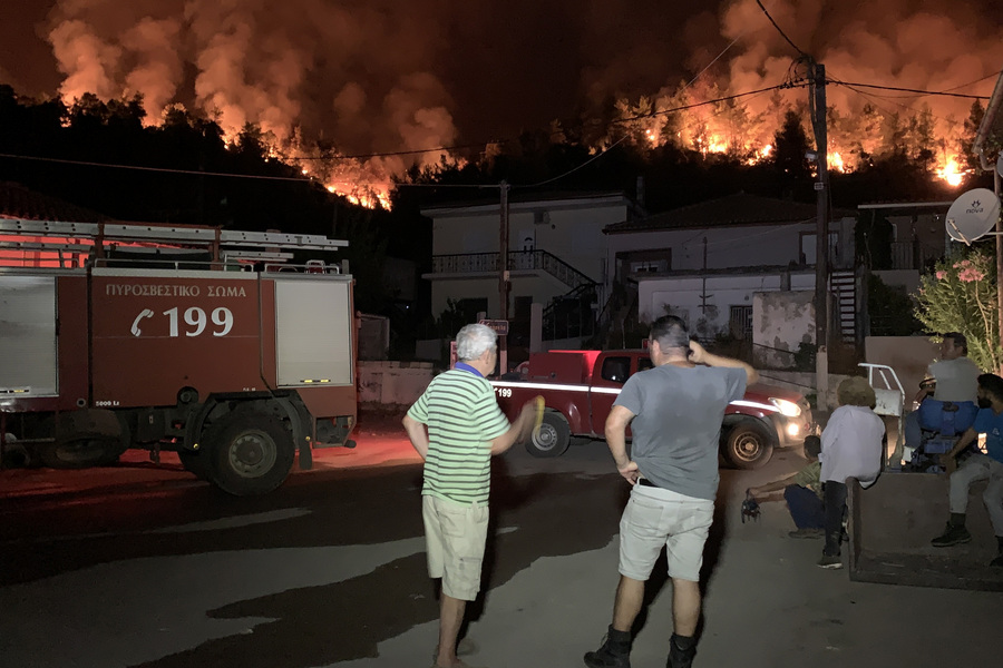 Φωτιά καίει δέντρα ενώ πλησιάζει απειλητικά το χωριό Ζωοδόχος Πηγή στην  Εύβοια, Παρασκευή  6 Αυγούστου 2021. Η τεράστια πυρκαγιά στη βόρεια Εύβοια παραμένει ανεξέλεγκτη, παρά τις προσπάθειες που καταβάλλουν οι πυροσβέστες με δεκάδες οχήματα. ΑΠΕ-ΜΠΕ