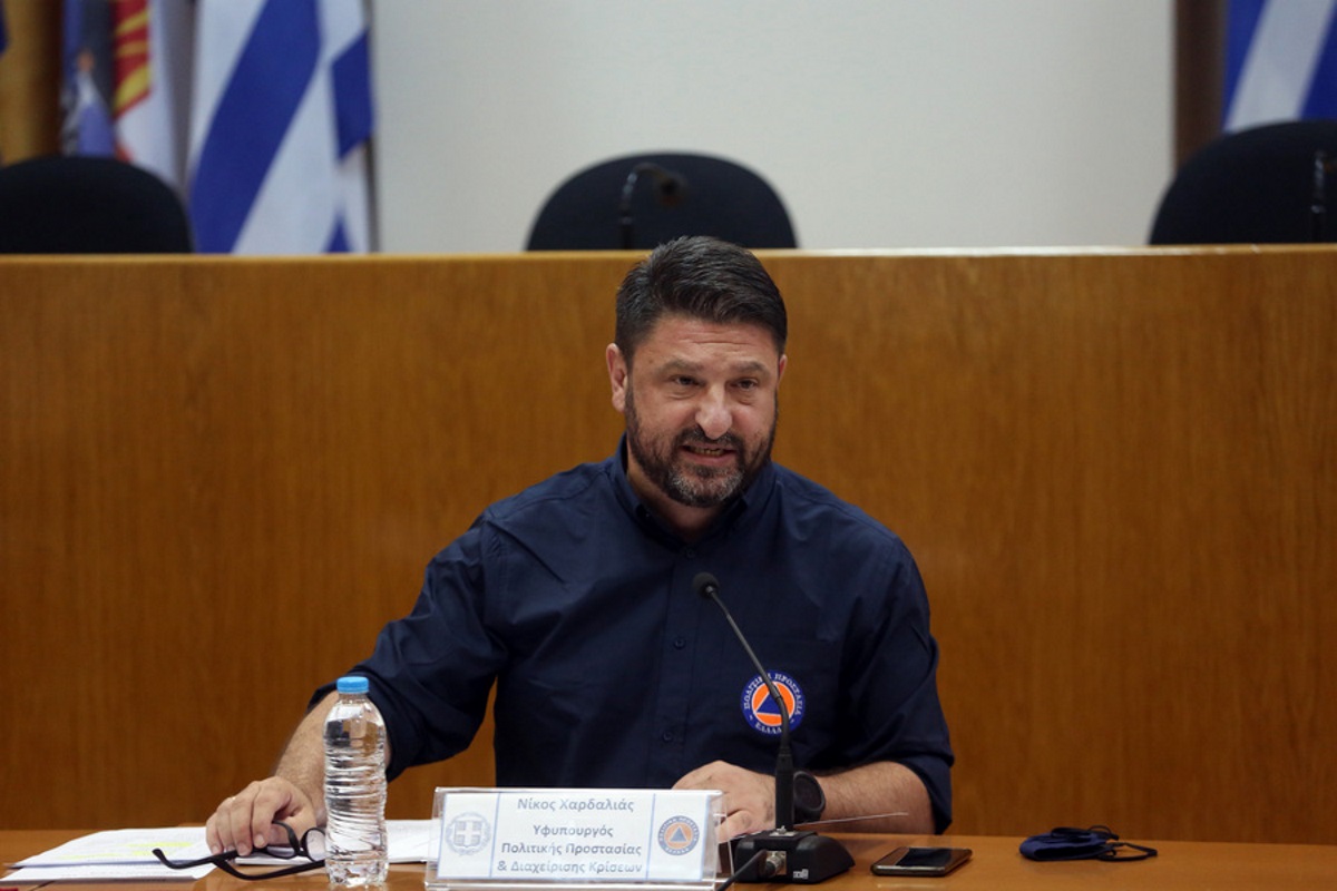 Ο υφυπουργός Πολιτικής Προστασίας και Διαχείρισης Κρίσεων, Νίκος Χαρδαλιάς, μιλά στη σημερινή ενημέρωση των συντακτών σχετικά με τις πυρκαγιές των τελευταίων 7 ημερών και τη διαχείρισή τους, στο Συντονιστικό Κέντρο της Πυροσβεστικής, Τρίτη 10 Αυγούστου 2021. ΑΠΕ-ΜΠΕ