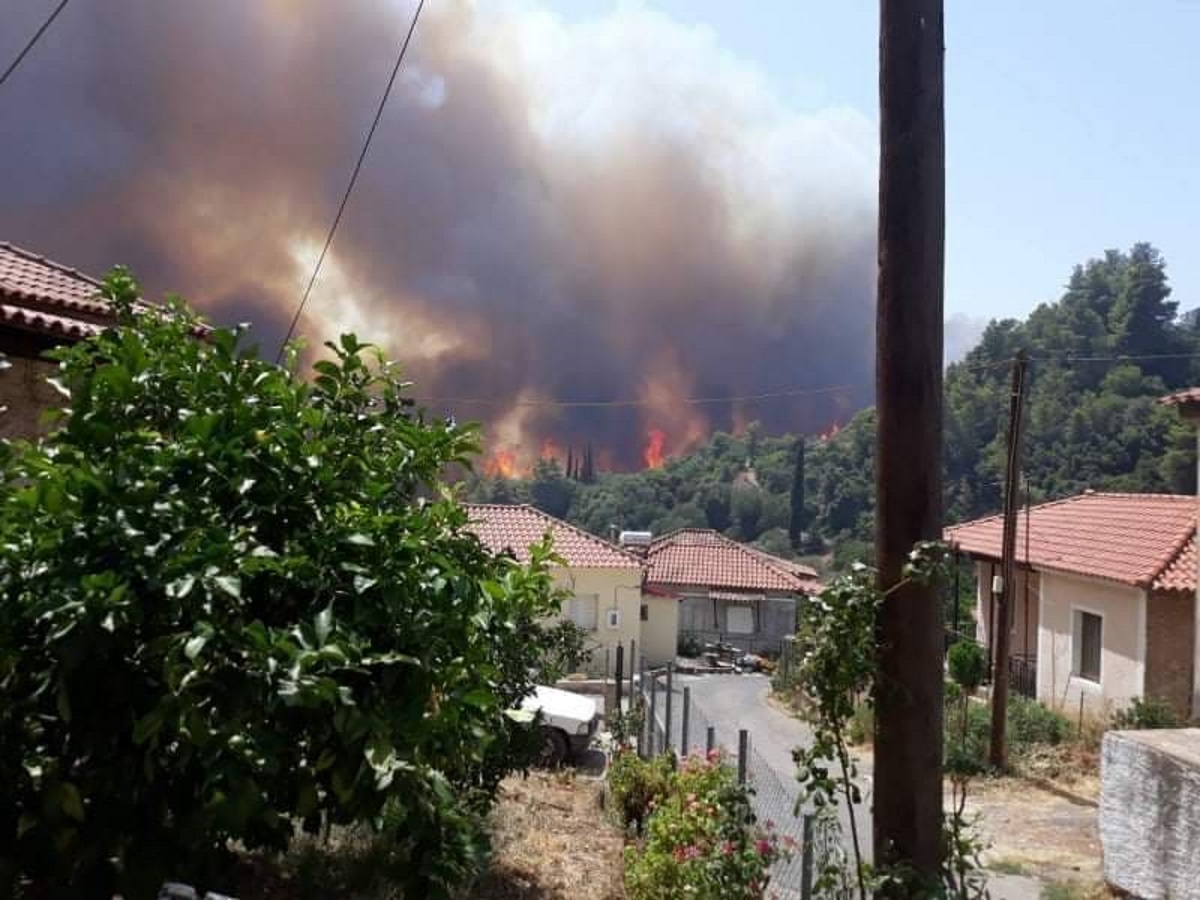 Τελευταίες ρίψεις νερού από αέρος στη φωτιά της Γορτυνίας – Ανοίγουν αντιπυρικές ζώνες για να κόψουν τη φωτιά