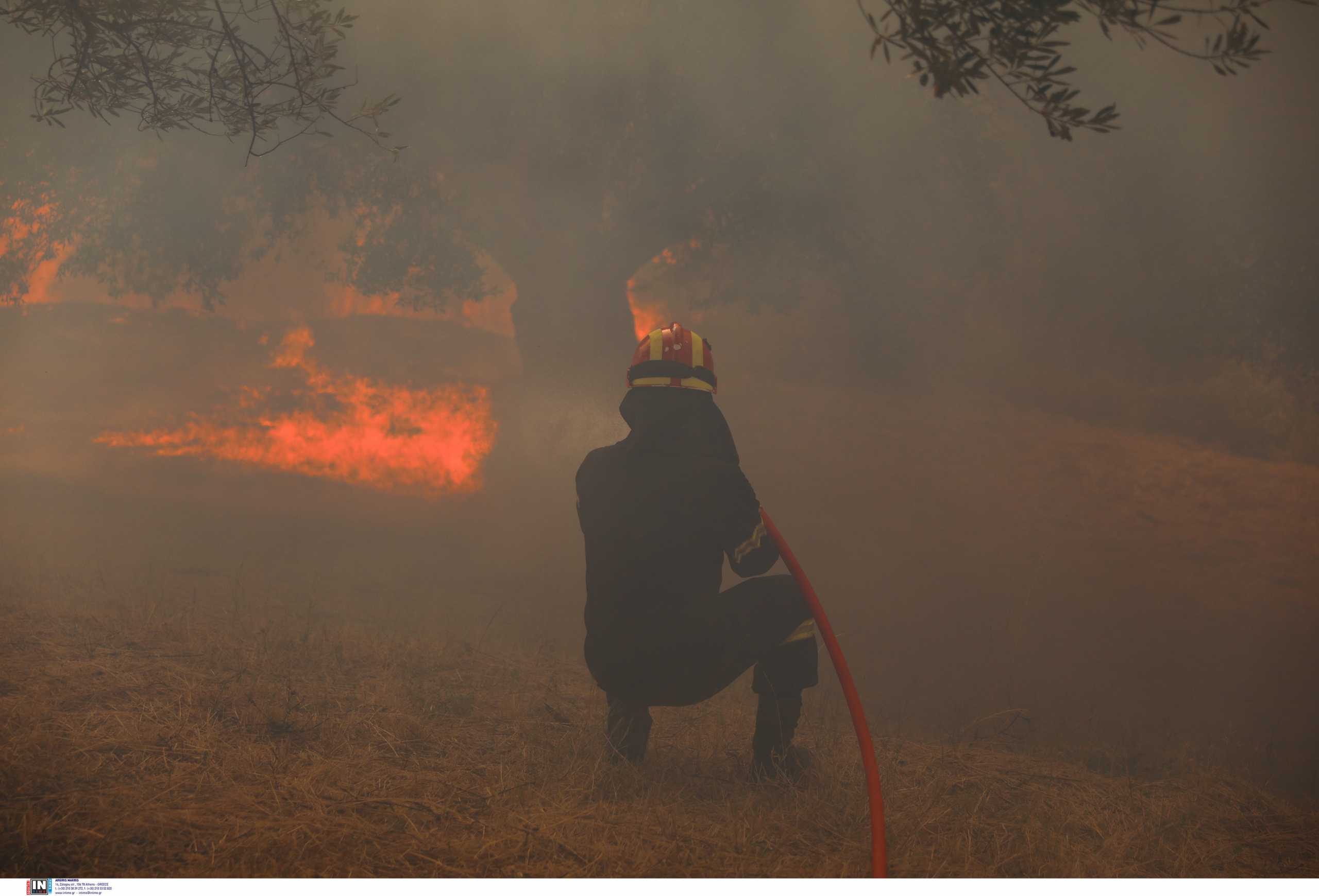 Αχαϊα: Φωτιά απειλεί το στρατιωτικό αεροδρόμιο Αράξου – Πυροσβέστες έξω από την αποθήκη πυρομαχικών