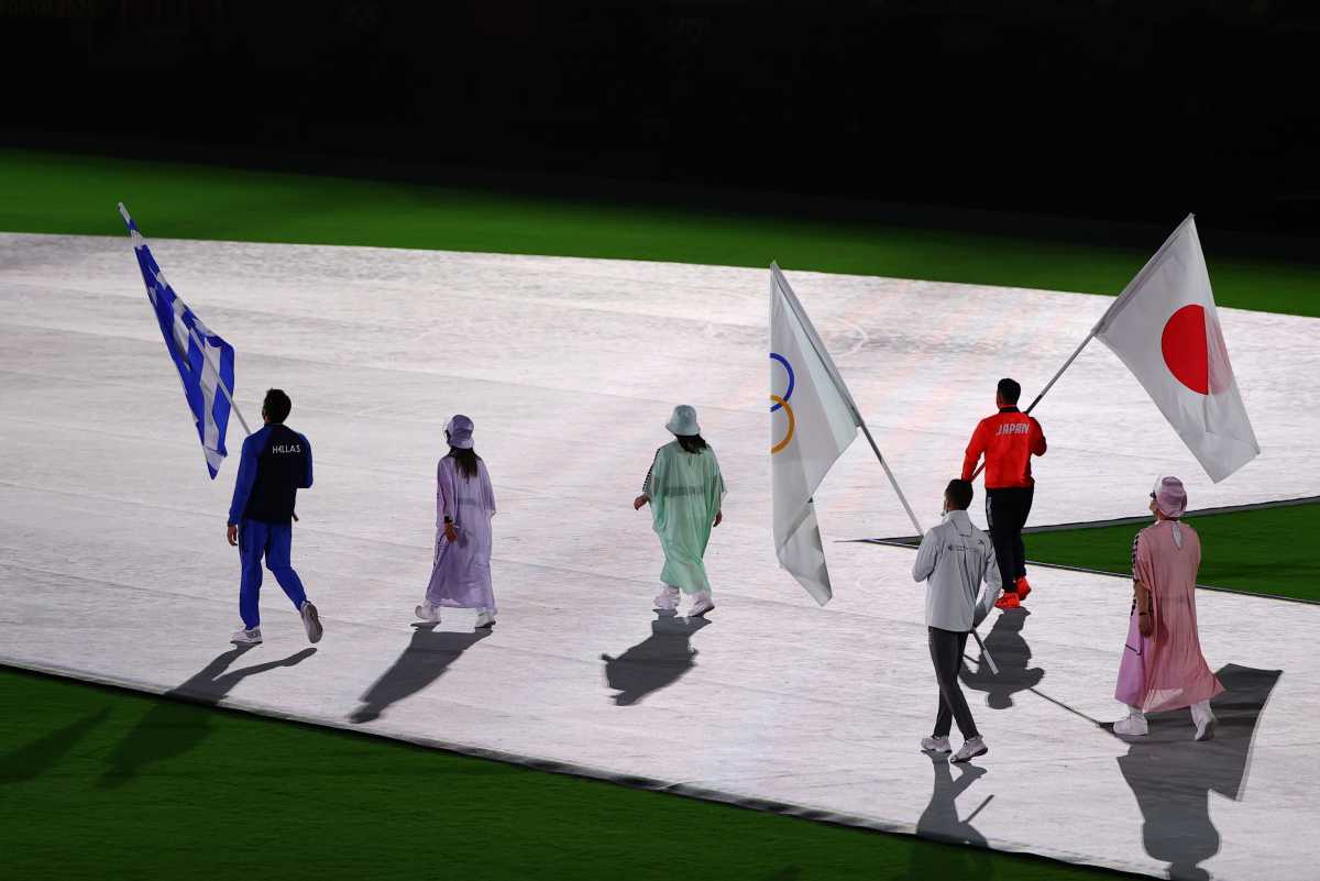 Ολυμπιακοί Αγώνες: Η είσοδος του σημαιοφόρου Γιάννη Φουντούλη και των Ελλήνων αθλητών στην τελετή λήξης