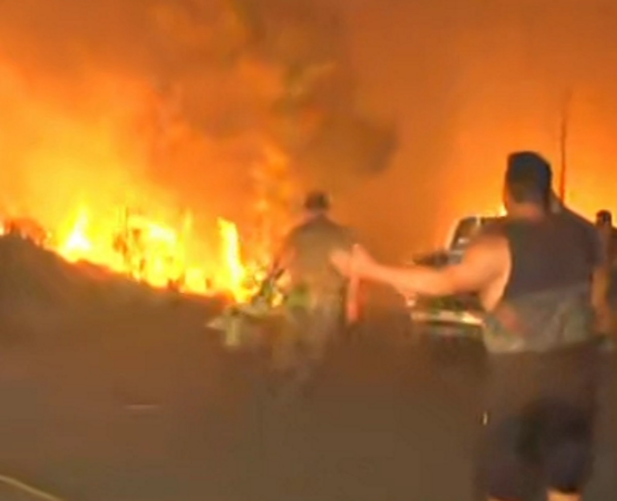 Βόρεια Εύβοια: Πλησιάζει το χωριό Γαλατσώνα η φωτιά – Μάχη των κατοίκων να διώξουν τις φλόγες